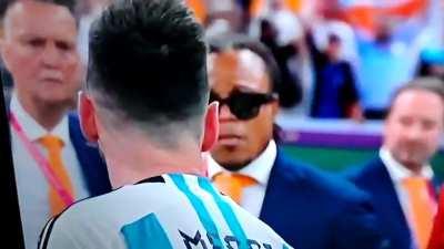 Hermosa captura Messi vs vende humo de van Gaal. Davids se hace el desentendido