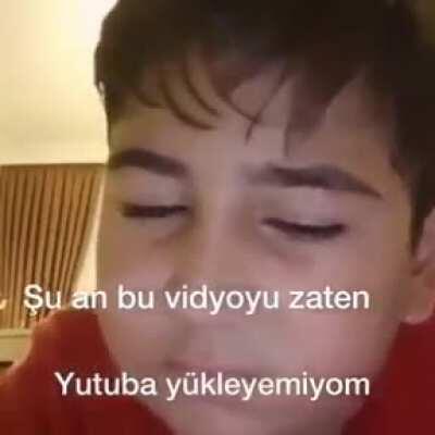 Nefes alıyordu. yamuldu laflar, dilim dönmüyor. yaralı yollar, kimse gitmiyor