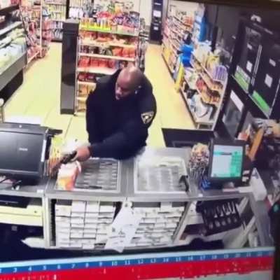 Thieves have fake gun but the security guard gun real😂