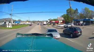 Barely missed head on collision with an 18 wheeler, props to this driver