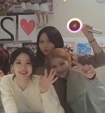210410 - Dahyun Mina and Sana (+ Nayeon) Wave