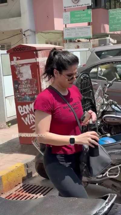 Zareen Khan 🍑🥵