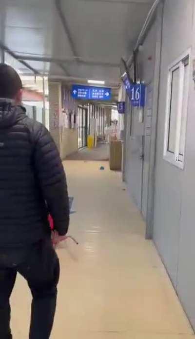 两岁不到的孩子被拉去强制隔离结果发病死了，母亲疯了