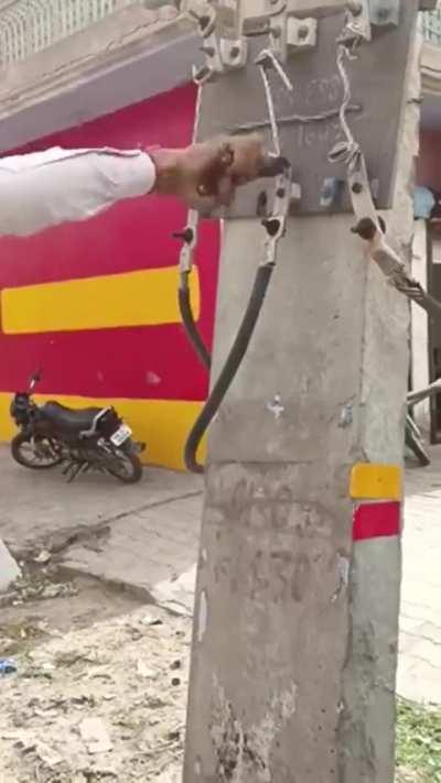 To change a coat hanger fuse