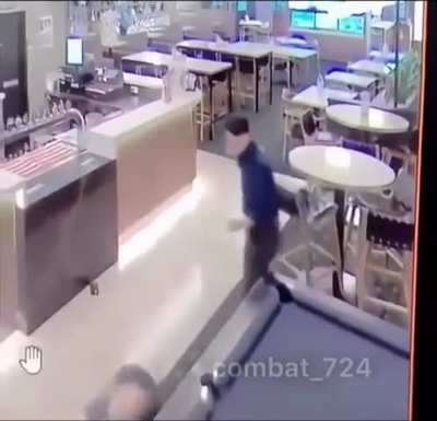 Restaurant worker uses boxing skills and swiftly drops violent customer
