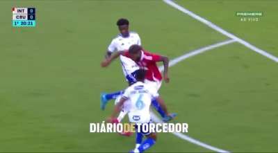 Jonathan Jesus levou cartão vermelho direto por esse lance.