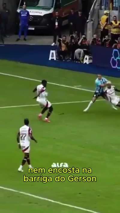 A bola não bateu na barriga do Gerson. Por isso não falaram no áudio do VAR