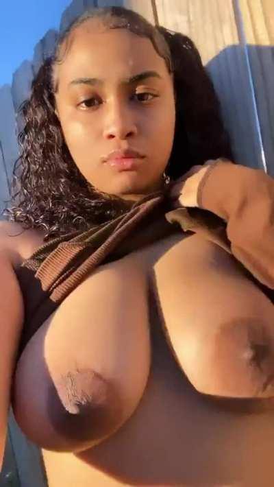 Quick Flash by my neighbors yard, hope no one sees me😋😜