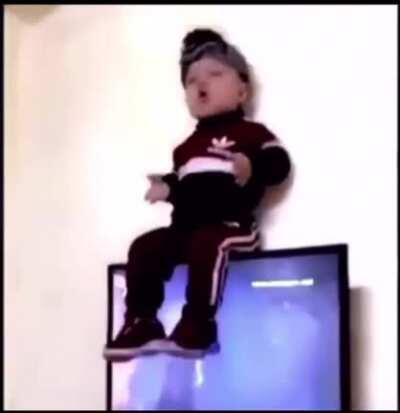 How’s he even get up on top of it? (translation in the comments)