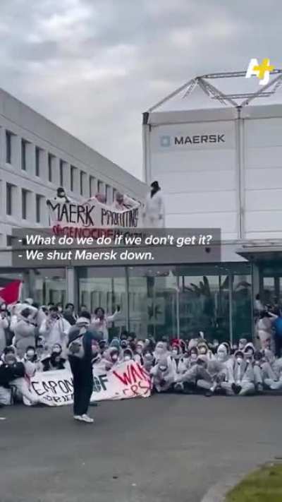 Greta Thunberg & a group of pro-Palestinian protesters shut down the entrance of Maersk’s headquarters in Copenhagen to demand an end of weapon transfers to Israel: “That’s why we are using our democratic duty as citizens to stand up for what is right
