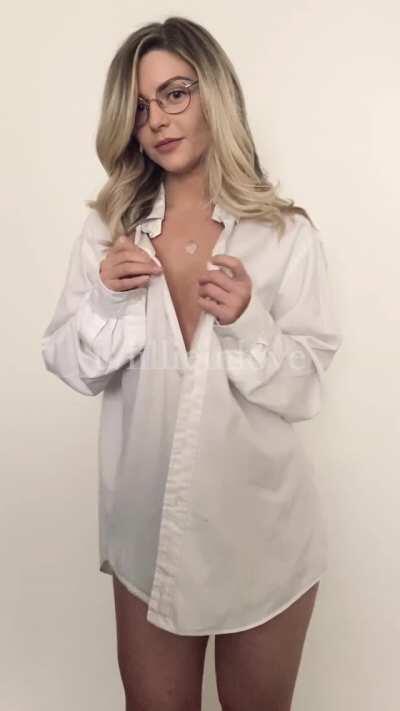 I hope you don’t mind a girl in glasses? 🤓🖤