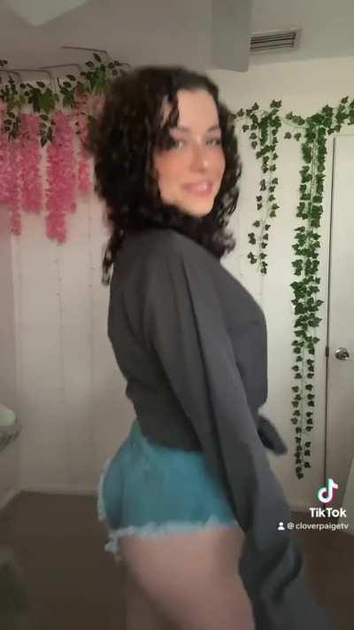 This song will never not make me laugh @cloverpaigetv