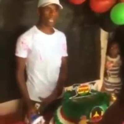 Dome discursando em sua festa de despedida com o elenco.