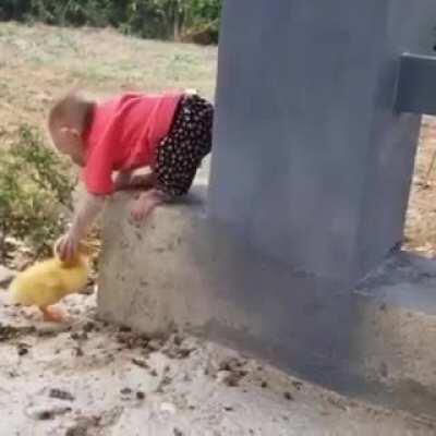 Mucalol e Pato Papão em um momento de aquecer o coração.