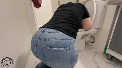 BBW in jeans farting in the toilet