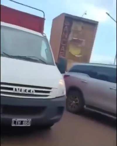 En Corrientes, un intendente radical mando a cortar la ruta para que la gente no pueda ir a votar. La fiesta de la democracia.