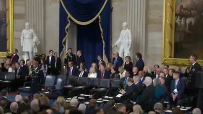 Yo explicándole una breve historia de la Escuela Austriaca a la minita que me estoy chamuyando en el boliche (hoy se me da)