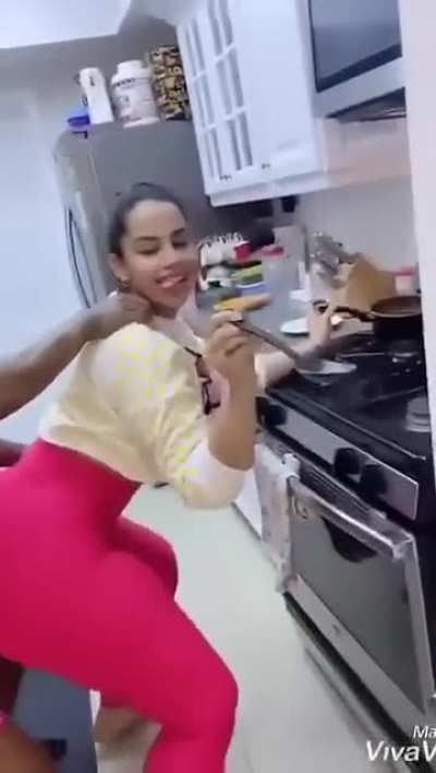 Perriando en La Cosina #Ana #Carolina & #Musicologo Perreo intenso sexi Denbow Hermosa