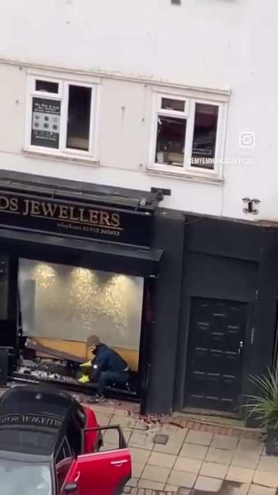Live robbery at jeweler…. So crazy this guys….