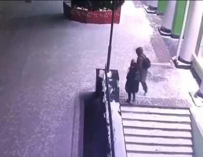 Self-guiding Christmas tree