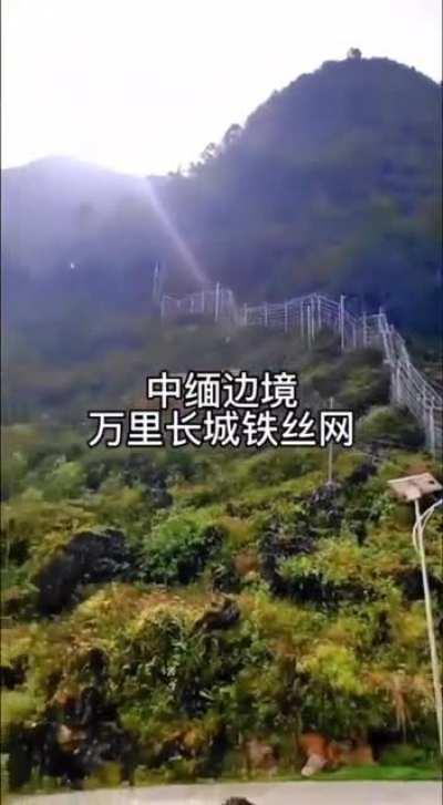 JUST IN: New Chinese Wall between China and Myanmar to stop young Chinese people from fleeing Zero-Covid rule tyranny of Xi Jinping. It has cameras, sensors, wire fence, searchlights...and watch towers 🚨🚨🚨