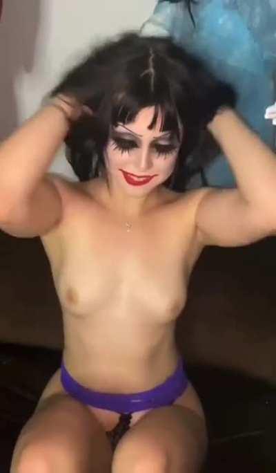 The fucking dolls are creepy asf but shes fucking hot