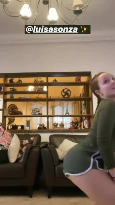 Larissa Manoela empinando a bunda #1