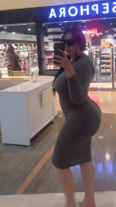 Big Algerian Booty walking past the mirror 🍑