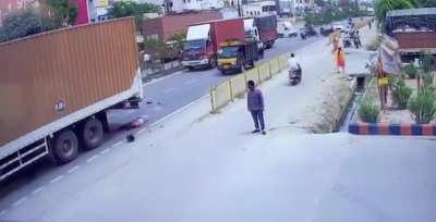 STAY ALERT WHILE DRIVING ANY VEHICLE👀