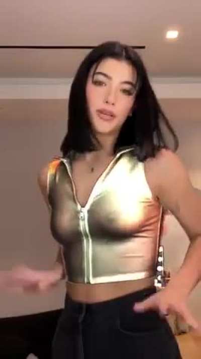 Che belle tette che ha Charli d'Amelio 