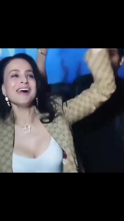 Ameesha patel nipslip😍😍