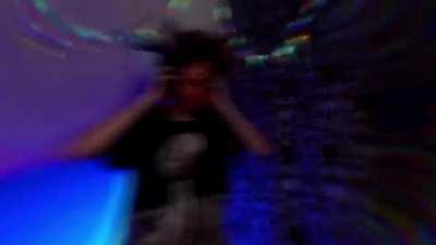 Macie tutaj clip z tańczącym Elkiem