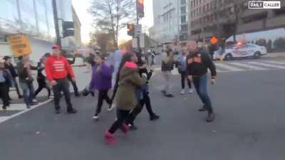 Things escalate at the Maga march. Aggressive man gets sucker punched, phone immediately stolen too.