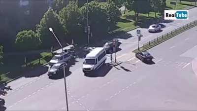 WTF were they trying to do? U turn? At least they didn't hit anyone.