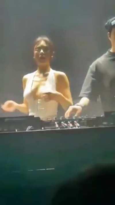 Does she do weddings?