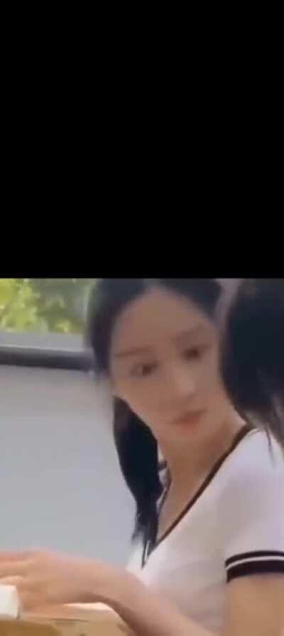 How kanata eats a pineapple (Idk why the video is out of frame)