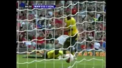 [17/09/2006] Jens Lehmann pulls off this classic save against Manchester United.