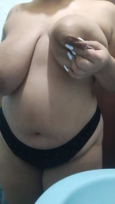 Saggy tits with lots of milk to give