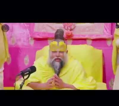 I am seriously judging Anushka here. Sorry state