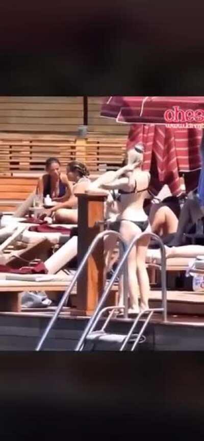 Aleyna Tilki ve kardeşi bikinili