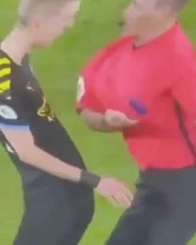 من میدونم نباید بد بین بود ،اما اینا به بچه دو ساله هم نشوت بدی شک میکنه😂