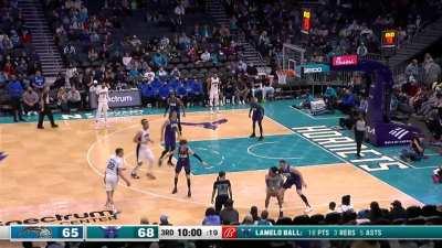 [Highlight] LaMelo with the ankle-breaking three into the between the legs alley-oop