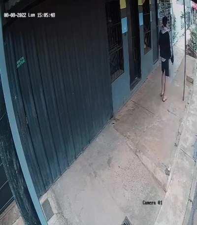 Con la campera de Argentina y un pucho en la boca se dedica a robar los focos en un barrio de Posadas