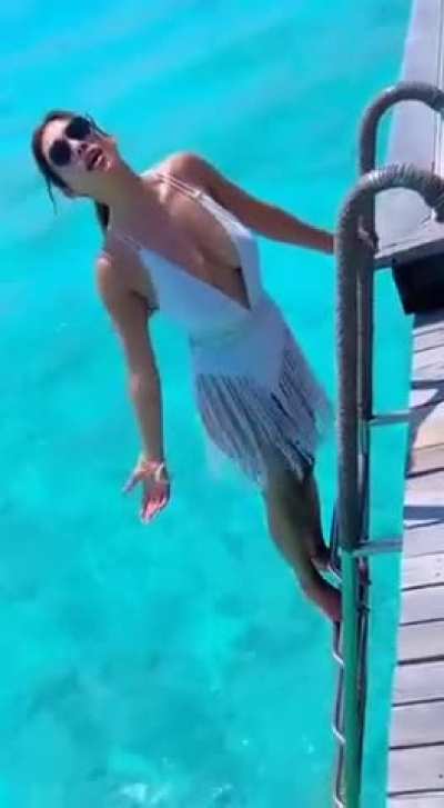 B*tch Malik flaunting her shaggy boobs....old is gold... imperfectly perfect