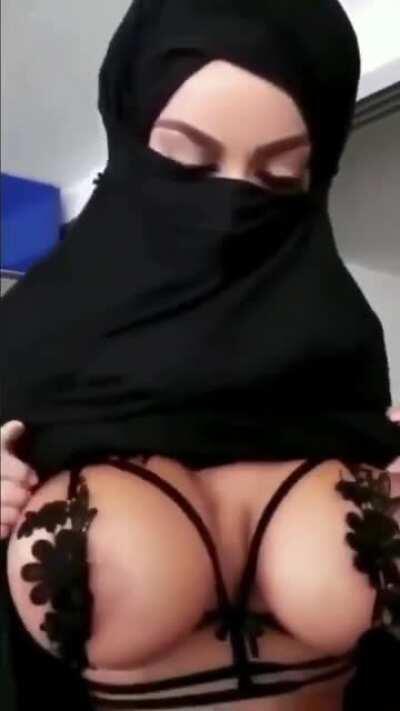 Arab Niqab Big Juicy Boobs 🧕🏻🍒