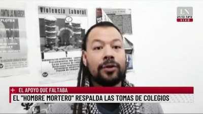 El gordo del mortero, brindando su apoyo a los Kukas tomaescuelas