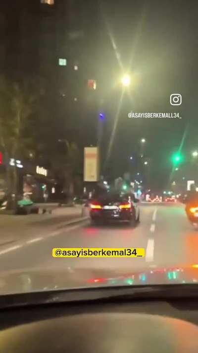 Türkiyede herşeye muhalefet olan(videodakiler kız olduğu için genelde kızlar savunuyor) kişileri bulup anasını sikmek lazım