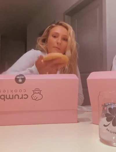 To show off the cookie