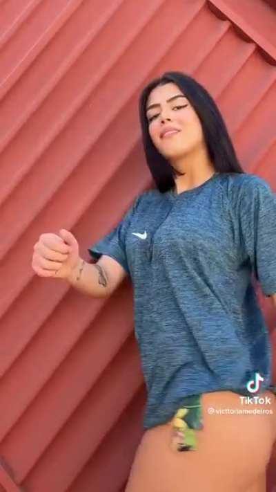 Victtoria shows off her ass