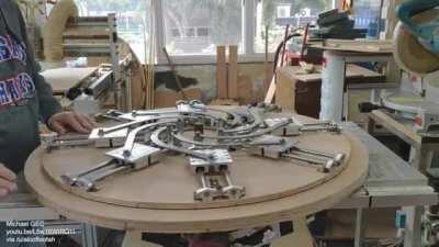 Mechanism inside the expanding table